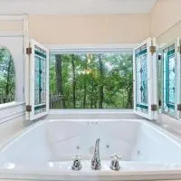 Ozark Spring Cabin 06 Spring Haven King Spa Tub – hotel w mieście Eureka Springs