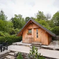 Viesnīca Glamping Avantura - Private Jacuzzi & Breakfast pilsētā Kostel