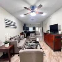 Nest at Hummingbird 3 w King bed free parking Patio, hotell i Pharr
