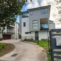 Luxury 3-Bedroom Home-3 Master Suites-Royal Oak, hotel i Auckland
