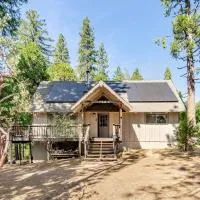 Blue Lake Chalet- 3 Bedroom + Loft/Pool Table in Arnold/Bear Valley (Pet-Friendly), hotel u gradu 'Arnold'
