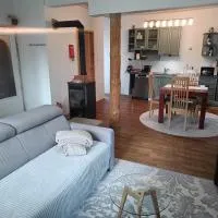 House with spacious garden and a simple sauna, hotelli kohteessa Põltsamaa