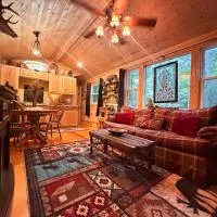 Little Bear Tiny Cabin, hotel sa Cosby
