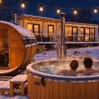 Ranch 66 - Wellness Tiny House Black Swallow ve stylu Route 66 se saunou, koupacím sudem a bazénem: Tršice şehrinde bir otel