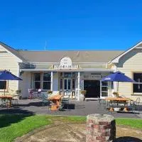 Karamea Hotel، فندق في Karamea