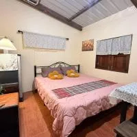 Baan Suan Chay Nam Homestay Amphawa, hotel in Amphawa
