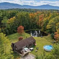 Luxe Catskills Mountain Retreat with Private Pool, Pond, Hot Tub, Fire Pit, Dog Friendly, hotel v destinácii Cairo