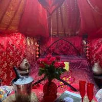 The Shangri La Sunset Yurt, hotel di Tenbury