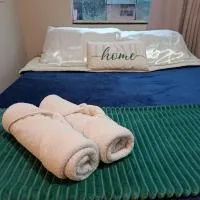 Quarto confortável dentro de residência 3 km do Aeroporto e praias , Estacionamento Grátis, Hotel in Navegantes
