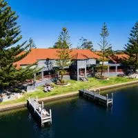 Mariners Cove Waterfront Motel and Apartments, hotelli kohteessa Paynesville