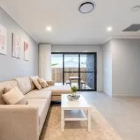 3BR Peaceful Suburban Retreat in Spring Mountains - with Parking, khách sạn ở Springfield Lakes