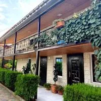 Hotel Doko، فندق في مارتيفيلي