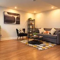 Cozy 2BR Suite - 3 Beds - Sleeps 5 - Free Parking - Near Montreal, хотел в Лонгуил