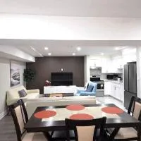 Kempsford Retreat - 2BR Near Pearson Sleeps 4, hotel sa Brampton