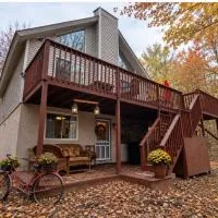 WOW!! Ultimate Pocono Retreat Hot Tub, Game Room, Fire Pit, Near Lakes & Hiking!, khách sạn ở Blakeslee