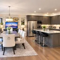 Kleinburg Luxe Town Residence 9 Queen Beds Sleeps 18, hotel i Vaughan
