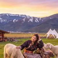 Black Bean Cafe & Wild Retreat - Shangri La - Where Tibetan Heritage Meets Untamed Wilderness - Round-trip Shuttle Service to Dukezong Ancient Town & Airport or TS, hotel i Shangri-La