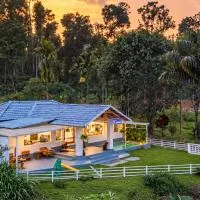 Viesnīca StayVista's Kailaasa - 2BHK Pet-Friendly Villa with Plunge Pool pilsētā Suntikoppa