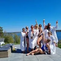 Archipelago villa, cabin & sauna jacuzzi with sea view, 30 minutes from Stockholm, hotel em Tyresö