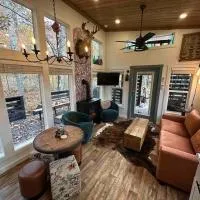 Blueberry Farm Cottage, Hot Tub, Creek, Game Room, hotel din Mentone