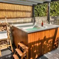 Lux House Natura with Sauna, Hot & Cold Tub, hótel í Boršt