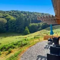 Chalet charmant à Saint-Sylvestre avec Terrasse et Jardin, מלון בAmbazac