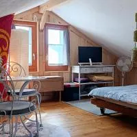 Belle chambre mansardée à la campagne, à 8km de Fribourg, hotell i Praroman