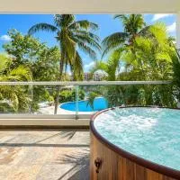 High-End Waterfront Condo at Secrets Waters, готель у місті Пуерто-Авентурас