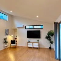 Beach Holiday Home - Walk to Main Street Cowes & Short Drive to Island Attractions, hotel em Cowes