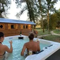 Les Roulottes de l Herm Piscine Jacuzzi Perigord, hotel u gradu 'Rouffignac Saint-Cernin'