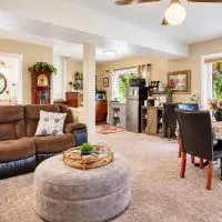 Mountain View private 3 bedroom 1500 sq ft Suite, sauna hot tub gym, hotel u gradu 'Graham'