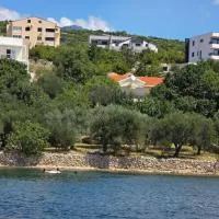 Beachfront House Nella with full privacy, hotell i Jasenice