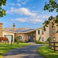 Rathescar Grove by SOS Stays Newgrange Drogheda Near Bellingham castle, hotel em Drogheda