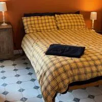 Relaxed rural apartment 15 min from coastal walks, מלון בלאונססטון