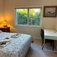Two Private Guest Rooms in a Large Home Caringbah South, מלון בCaringbah