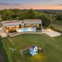 Residence Villa Manuela - Pool & Jacuzzi - Batlug, viešbutis mieste Batlug