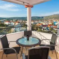 Villa Nada with garden, 80m from the beach, hotel v destinaci Vinišće