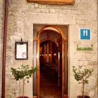Hostal Las Coronas, hotelli kohteessa Sos del Rey Católico
