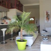 Lovely family home with small private pool, hôtel à Bellegarde-en-Forez