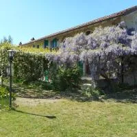Agriturismo Cascina Serra โรงแรมในCossano Belbo