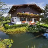 Gartenwohnung Mandl Garten Sauna Hot Pot Pool, hotelli kohteessa Maishofen