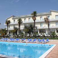 Front Lake Hotel Villa Paradiso Suite، فندق في مونيغا
