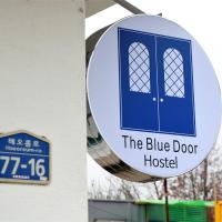 Blue Door Hostel Guesthouse, hotel i Sokcho