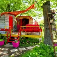 La Roulotte De Lola - Chambre d'hôtes, hotel en La Celle