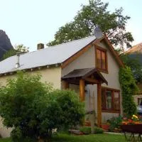Field में, होटल Charlie's Guesthouse