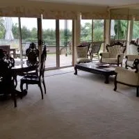 Hilltop Hideaway, hotel u gradu Ninderry