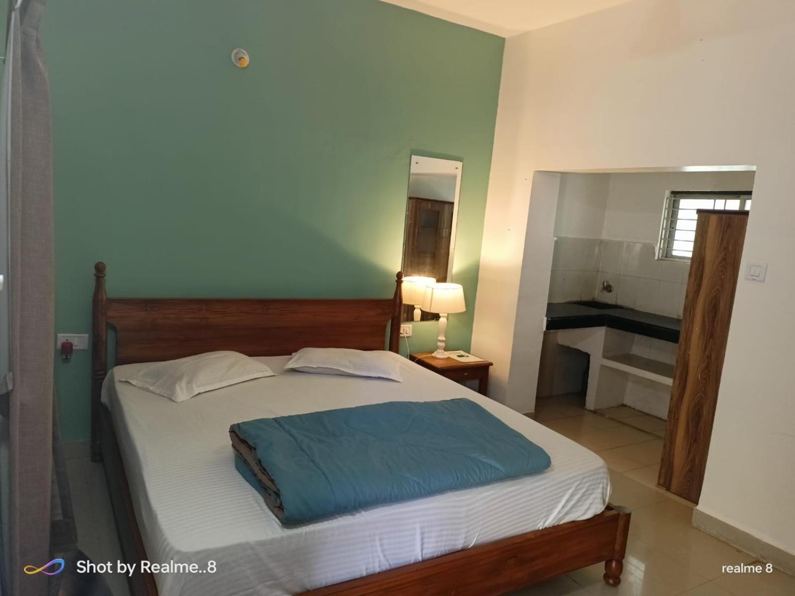Deluxe Room thumbnail 2