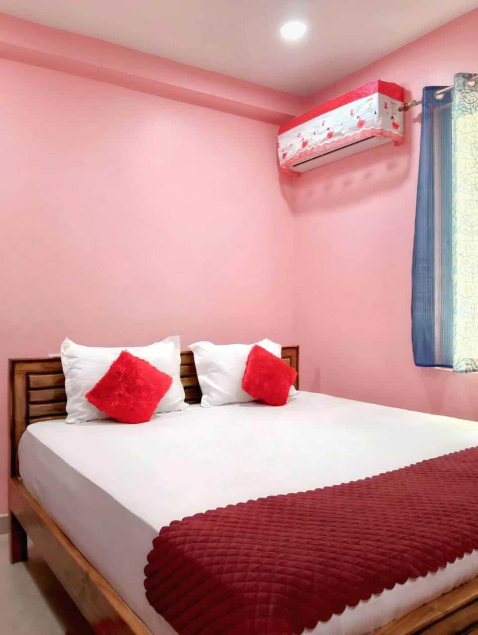 Deluxe Room thumbnail 2