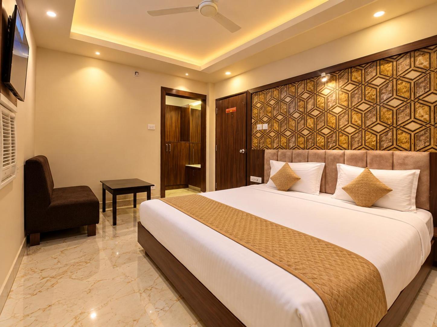 Deluxe Room thumbnail 2