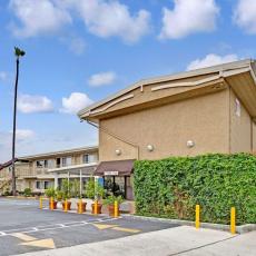 Super 8 by Wyndham Los Angeles-Culver City Area